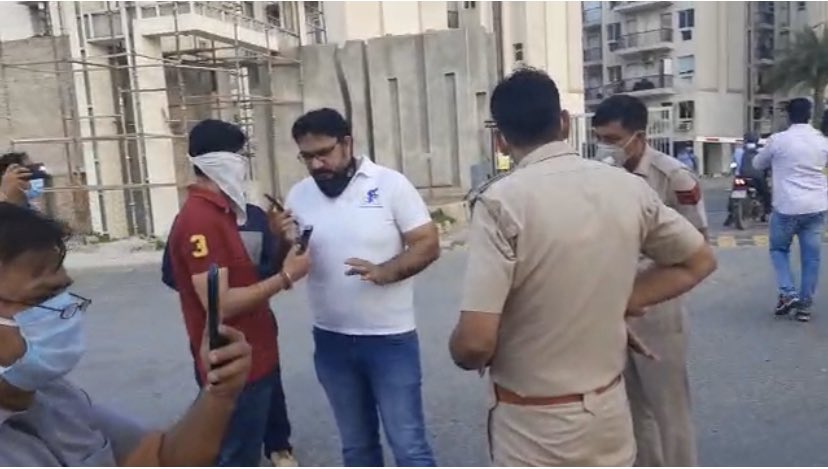 RWASAREHOMES92's tweet photo. @cdgurugram your team is misusing the power
one of your team members called @gurgaonpolice to shut down the system installed by @RWASAREHOMES92 for the screening of vitals at society gate &amp; police came than your person on phone stated falsely that @DC_Gurugram ask him for that. https://t.co/9Vk4HOnSLV