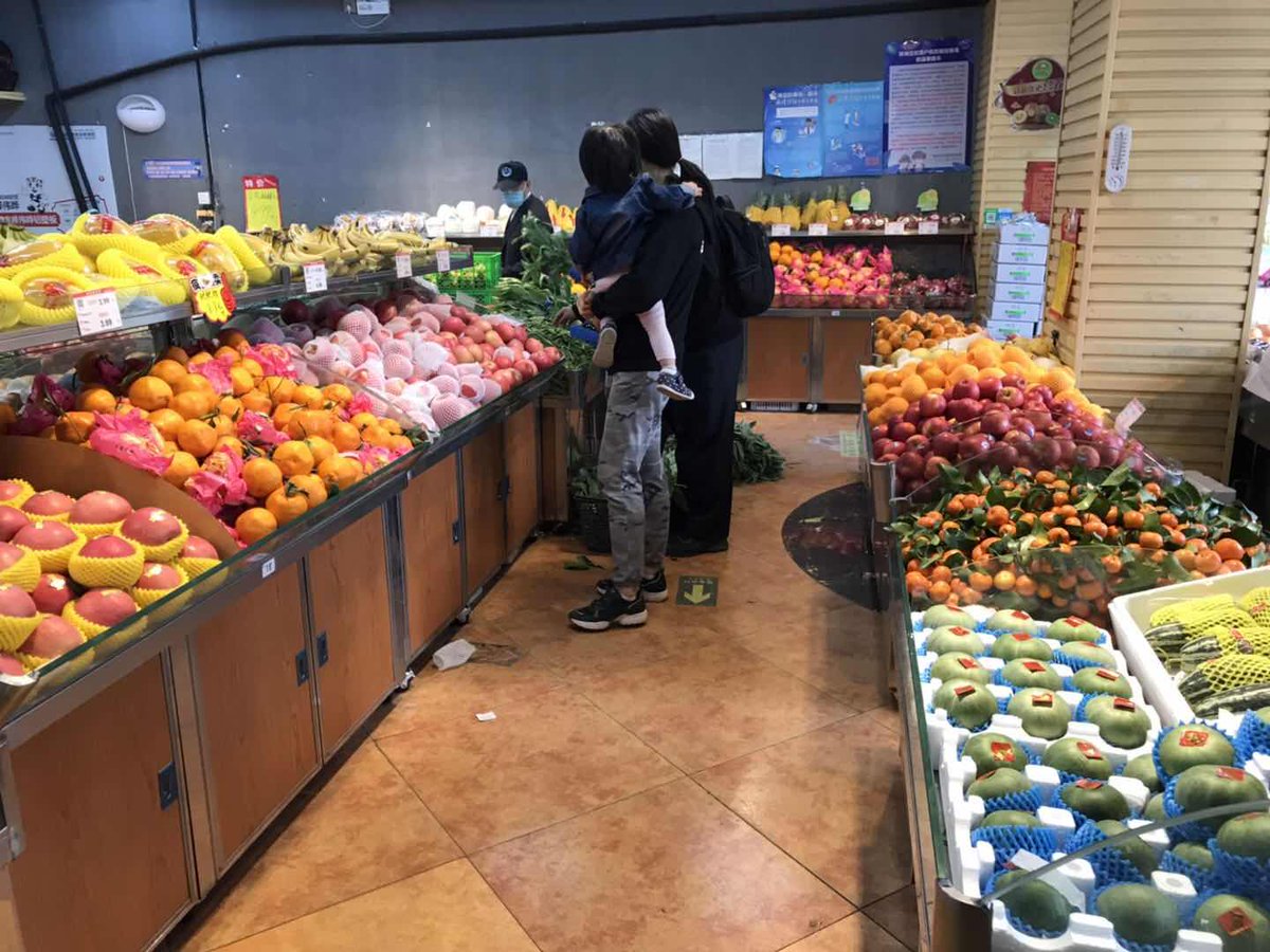 Zhou_jinfeng's tweet photo. #Beijing will start its new Garbage-sorting Regulation starting May 1st. Now many #freshgrocers & #supermarkets are proactively reducing the use of #plastics. Pics are what I saw in a veggie store this morning - no longer lots of #plastic bags or individually wrapped fruits👍 https://t.co/DlEFZ5NZdK