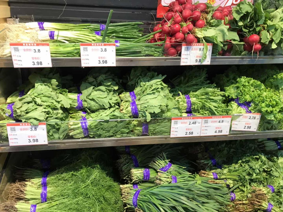 Zhou_jinfeng's tweet photo. #Beijing will start its new Garbage-sorting Regulation starting May 1st. Now many #freshgrocers & #supermarkets are proactively reducing the use of #plastics. Pics are what I saw in a veggie store this morning - no longer lots of #plastic bags or individually wrapped fruits👍 https://t.co/DlEFZ5NZdK