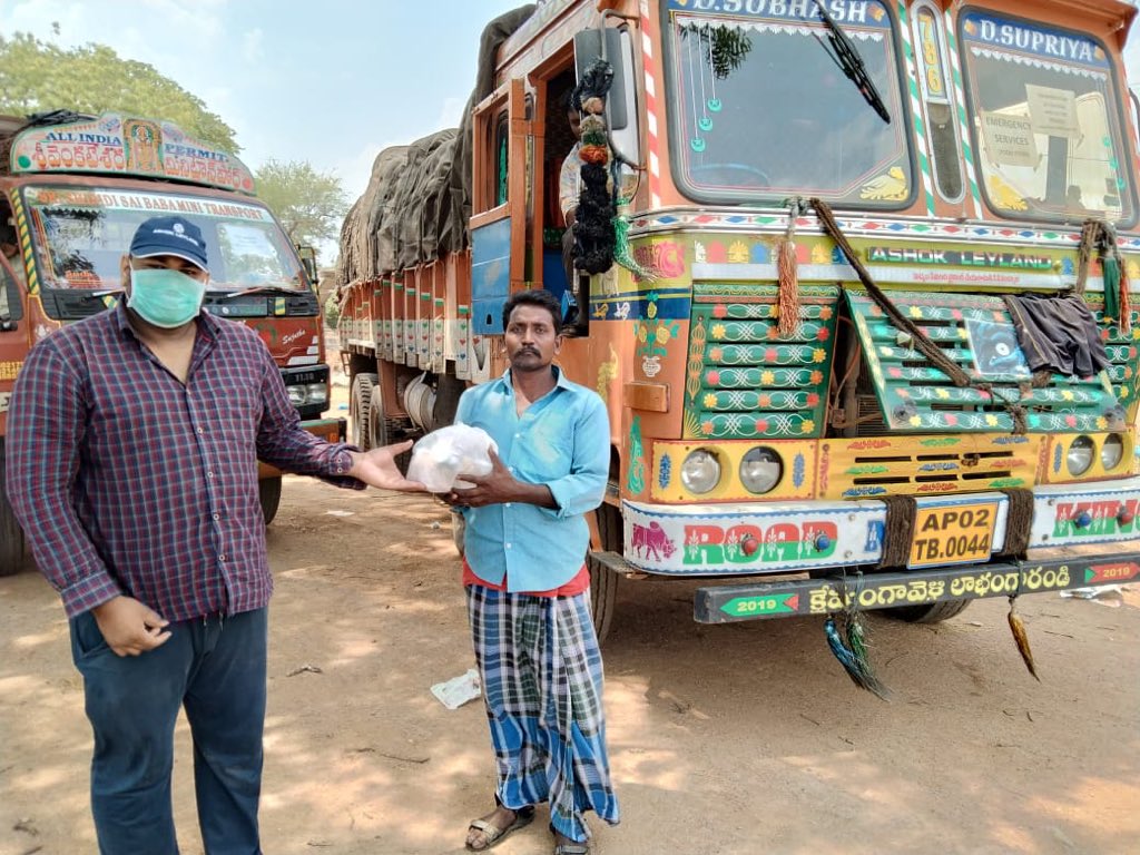 ALIndiaOfficial's tweet photo. Our Area Office in #Kadapa gave 300 food packets, Water Bottles, Face masks &amp; hand sanitizers to Drivers &amp; Cleaners. Also,to help drivers cook on the go the #AshokLeyland team has given them rice, dal, oil, mirchi and masalas #AapkiJeetHamariJeet #COVIDkindness https://t.co/YbnUb6QUqu
