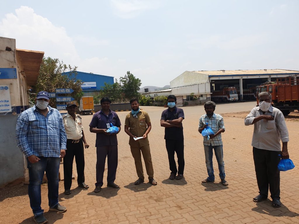 ALIndiaOfficial's tweet photo. Our Area Office in #Kadapa gave 300 food packets, Water Bottles, Face masks &amp; hand sanitizers to Drivers &amp; Cleaners. Also,to help drivers cook on the go the #AshokLeyland team has given them rice, dal, oil, mirchi and masalas #AapkiJeetHamariJeet #COVIDkindness https://t.co/YbnUb6QUqu