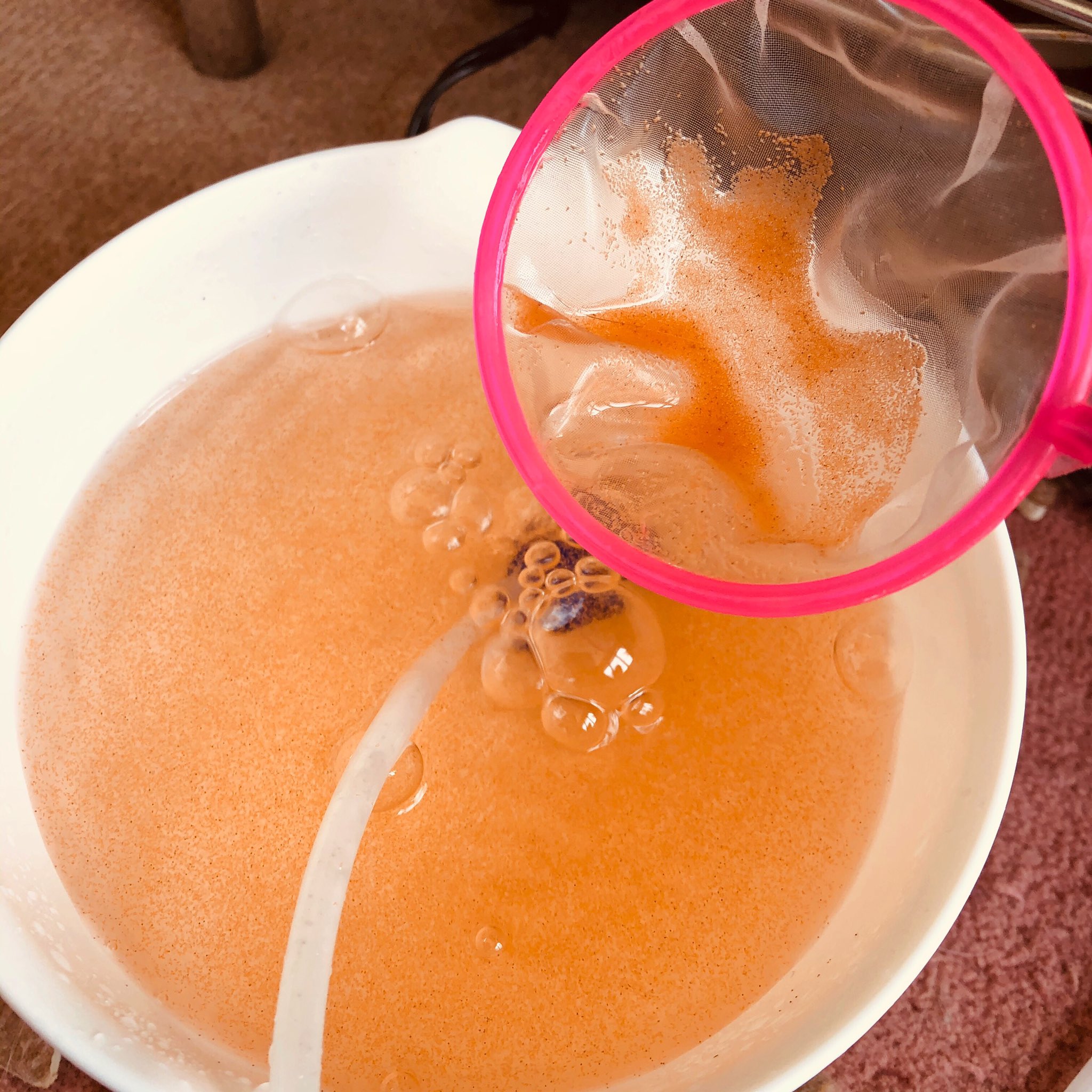 ベリル ブラインシュリンプ 今まではエラッソマだけだから皿式で沸かしてましたがチビが増えたので2瓶で朝晩 沸いたら分離して真水で薄めストック そこから好きな時に使ってます やっとグリンダルワーム食べられるようになったから少しは腹持ちするかなー