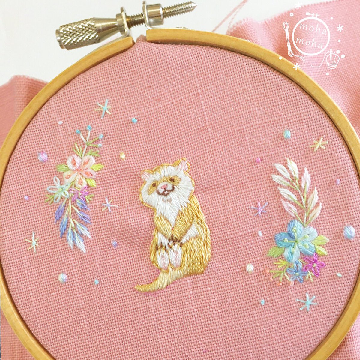 いきもの刺繍家 Moha Moha Twitterissa お花畑でヘラヘラ笑うゆるかわフェレットちゃん刺繍 ˊ ˋ こちらもポーチに仕上げます フェレット 刺繍 ゆるかわ