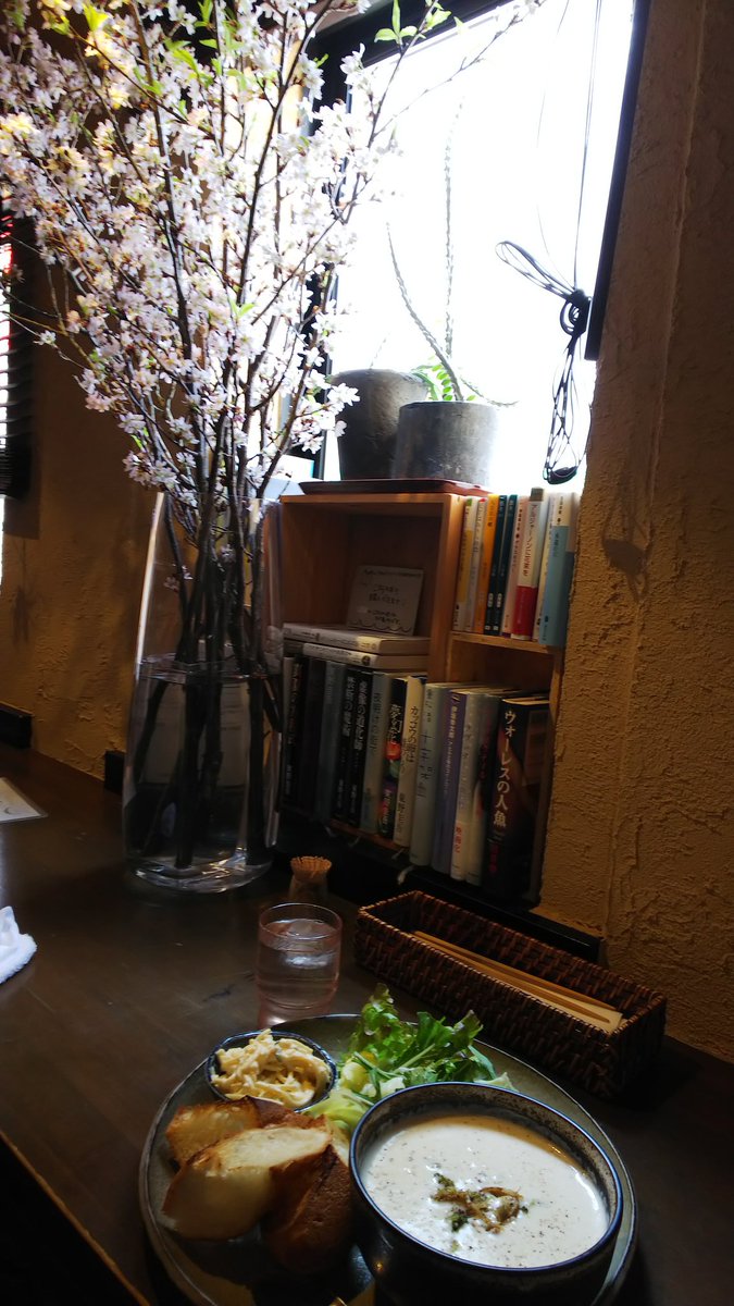 Kana Okuda Cafeﾊﾞﾋﾞｭｰさんでランチ もしかして半年ぶり 今日は暖かいけれど じゃが芋のポタージュプレートで お腹の中も温かく 食後は自家製しょうが紅茶 11周年のお祝いという桜の花生けがきれいでした 艸 時々しか伺えないけれど いつも