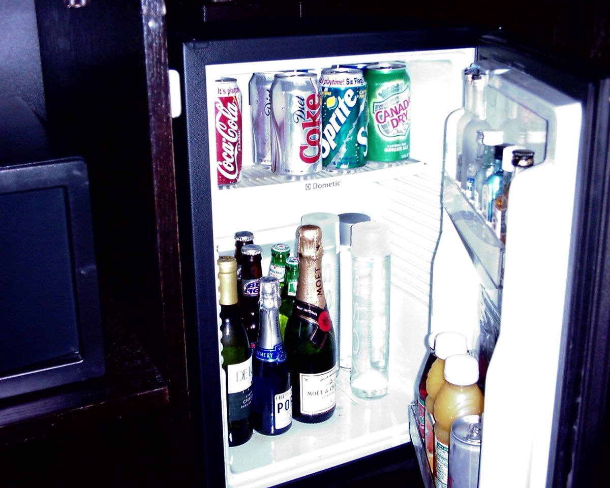 AbbotshallKirk's tweet photo. Avoid the Mini bar snacks and drinks
Not only incredibly expensive but they all come in plastic packages or bottles. Even if you can’t avoid plastic entirely, you can resist single- serving sizes.

#LentPlasticChallenge https://t.co/6t6BS7osQn