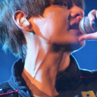 Taehyung’s wide neck and neck veins — a thread