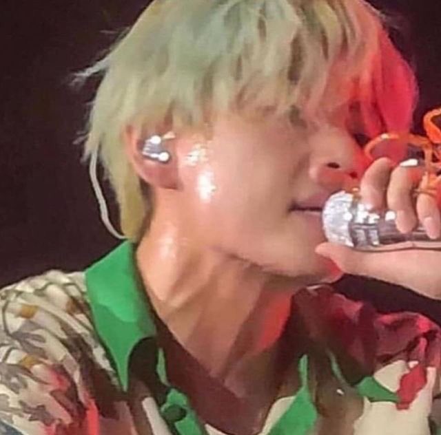 Taehyung’s wide neck and neck veins — a thread