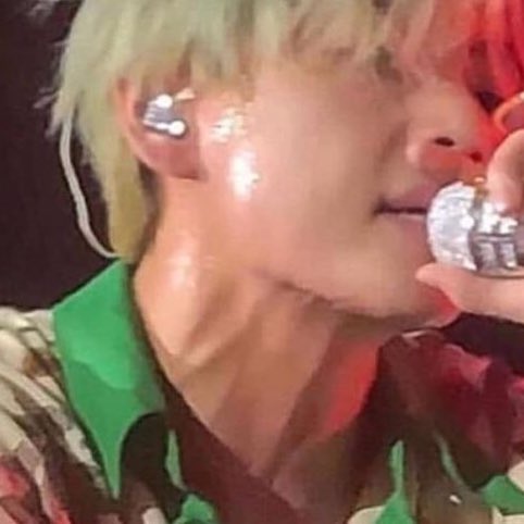 Taehyung’s wide neck and neck veins — a thread