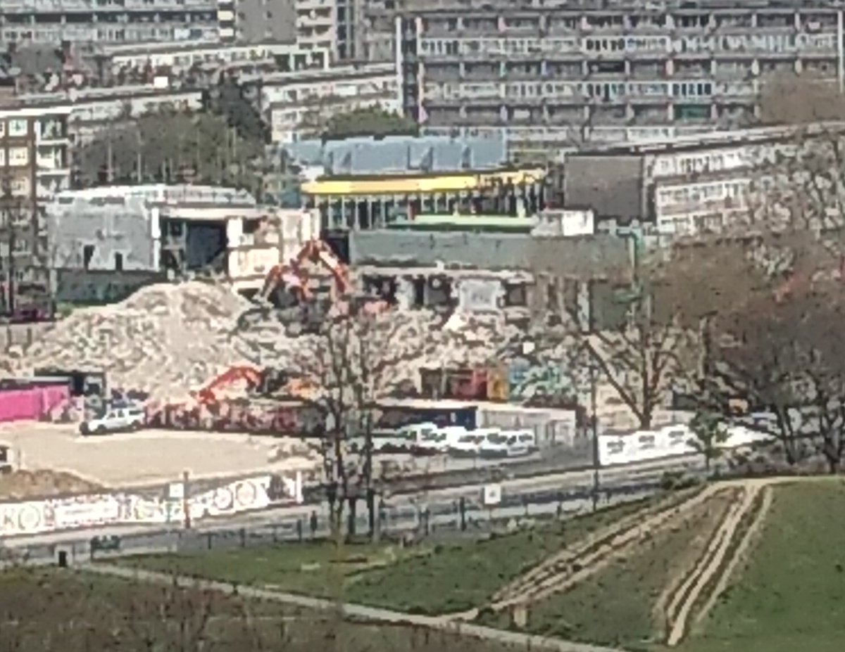 1: Aylesbury Estate being demolished today by Labour Southwark council. They promise 11,000 new council homes over the next 20 years mostly financed by huge private housing developments in North Southwark. 2: This is actually how big Aylesbury is, 2700 council homes, all going.