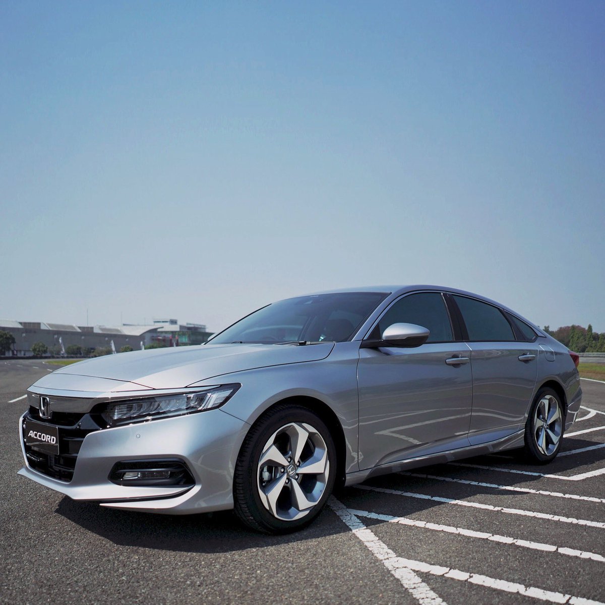 hondaisme's tweet photo. Sporty dan mewah serta dilengkapi dengan garis desain yang elegan untuk memancarkan karakter sedan premium.
Kelebihan apalagi yang kalian sukai dari All New Honda Accord?
#honda #hondaisme #hondacar #mobilhonda #hondaaccord #allnewhondaaccord #drivevolution https://t.co/NpTeLKZ6dK