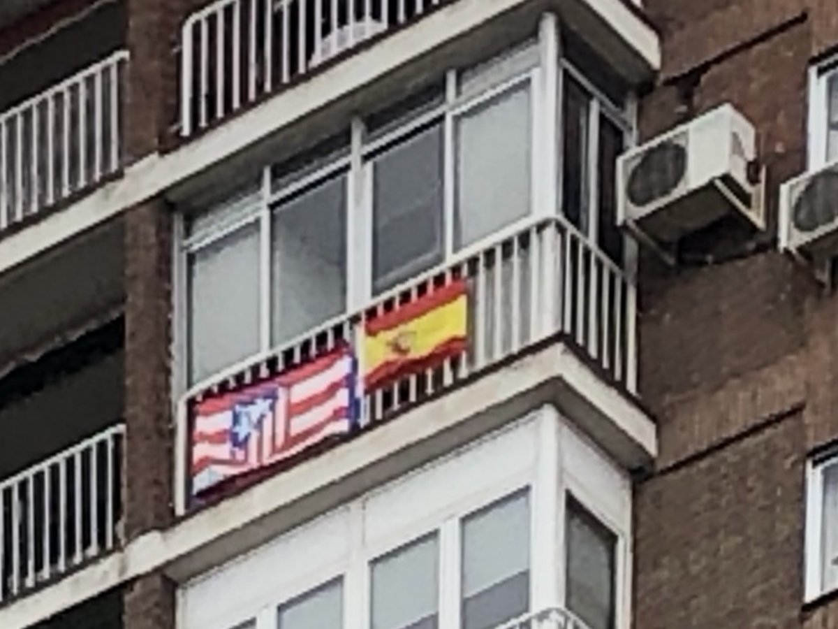 みゅうスペイン En Twitter スペイン 国旗 スペイン人は旗を自宅のベランダや窓に掲げるのが好き マドリッドでは国旗が多く バスクや カタルーニャでは州旗を掲げています 愛するのは自国だけではなくサッカーチームでもあったり 旗を見るとそのお家の様子が