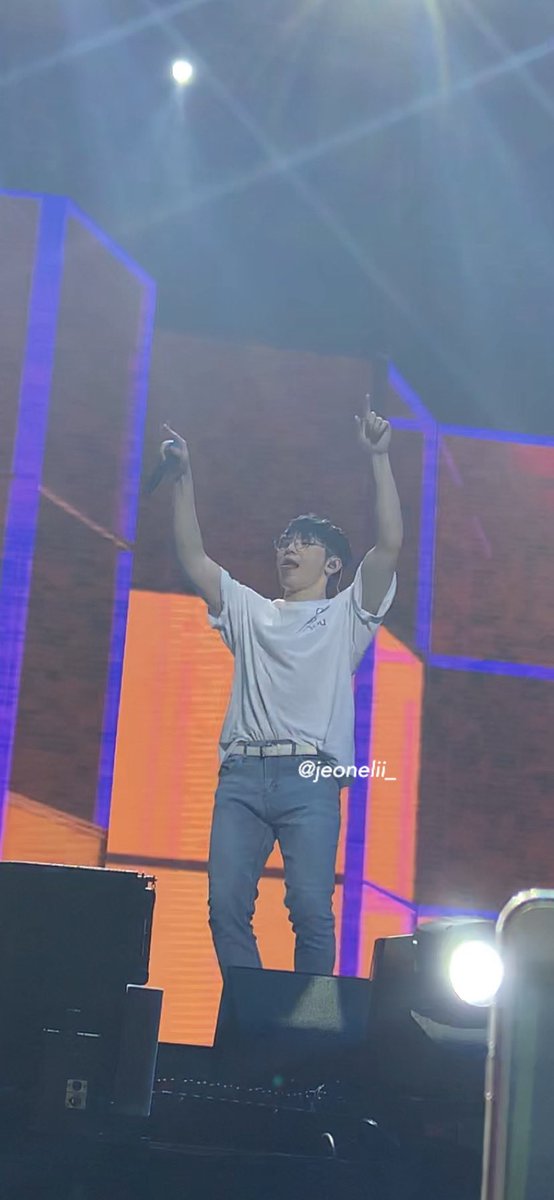 for my uji stans out there  same with soonyoung, ya boi won’t look at me ahahahahahhaa he’s just enjoying every performance, jamming with carats  @pledis_17  #SEVENTEEN  #OdeToYouInMNL