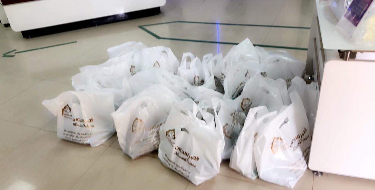 <a href="/aadlaljnedi/">‏عادل الجنيدي</a> <a href="/Edaam_E/">مطعم إيدام #حفرالباطن</a> <a href="/Qasr_alliywan/">قصـر الليوان</a> للامانه يالربع اشكر ادارة مطعم قصر الليوان على تجاوبهم والرد علينا وتوضيح الامور ومحاسبه المقصرين ولصدق المبادرة تم إرسال وجبات غداء لمركز صحي العزيزيه أ لكامل المتواجدين 
والشكر خاصه لمدير مطاعم قصر الليوان