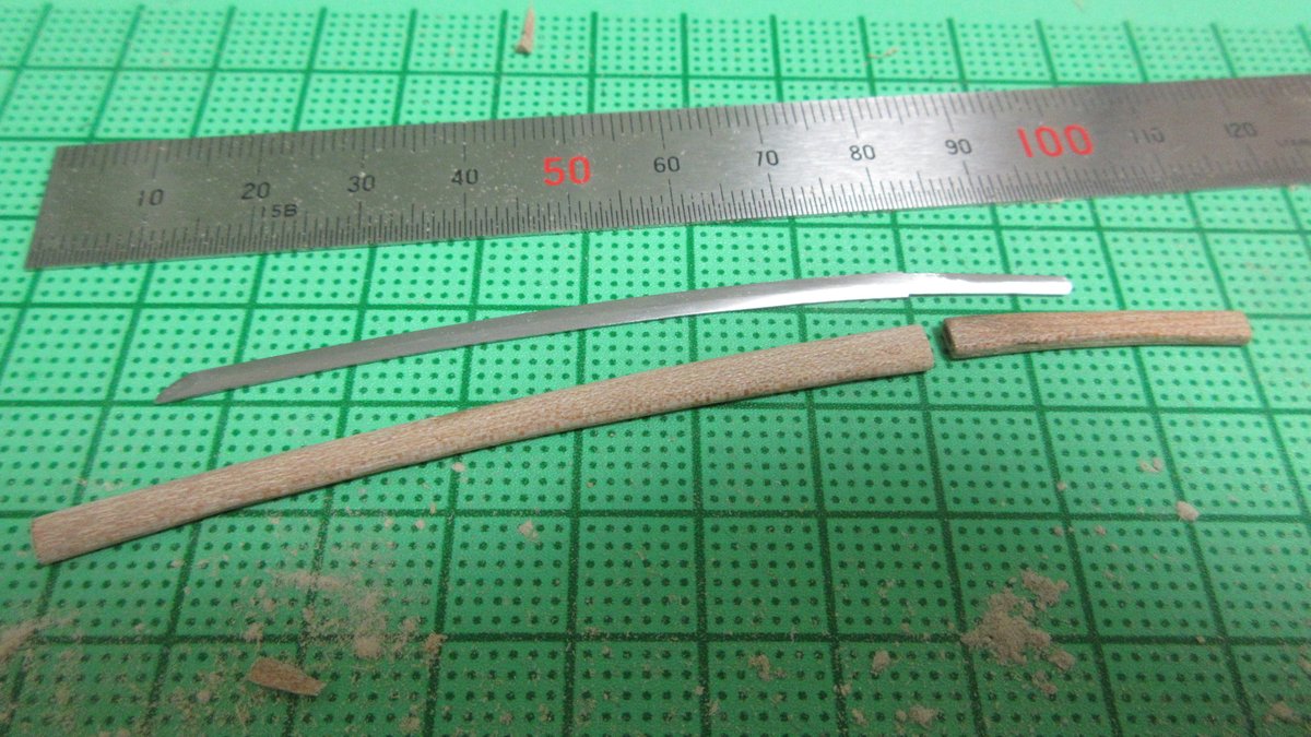 ぴっきー 1 12スケール日本刀ミニチュアの作り方メモの続き 3 鞘の作製 木材に刀身をあてがい下書き 写真1 して ハンドグラインダーや彫刻刀で溝を引く 写真2 T Co Yue50vdxkw Twitter