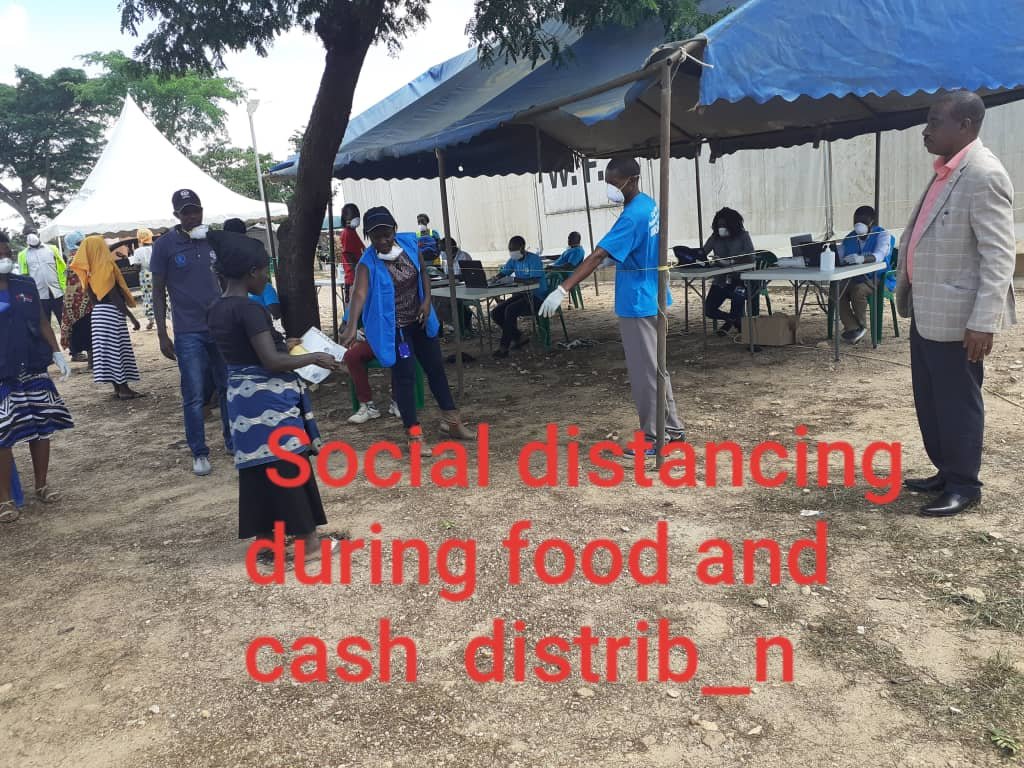 CrrfUganda's tweet photo. Implementing social distancing guidelines during food & cash distribution in Rwamwanja settlement, Kamwenge district. Well done all. ๐๐ #BeSafeUg #WithRefugees #TogetherWeCan https://t.co/WaksrTzqA1