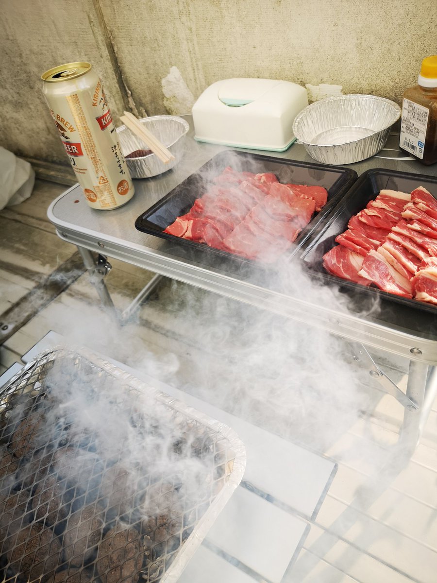 岸田騎士 好物はもりもり豚豚丼 お誕生日だから焼肉させろって思って 非常事態宣言出てるとこやし アパートのベランダ で鬱屈を晴らすため焼肉させていただきました 隣への配慮や耐熱への備えはだいたいやったところなんで ホームセンターはライフライン