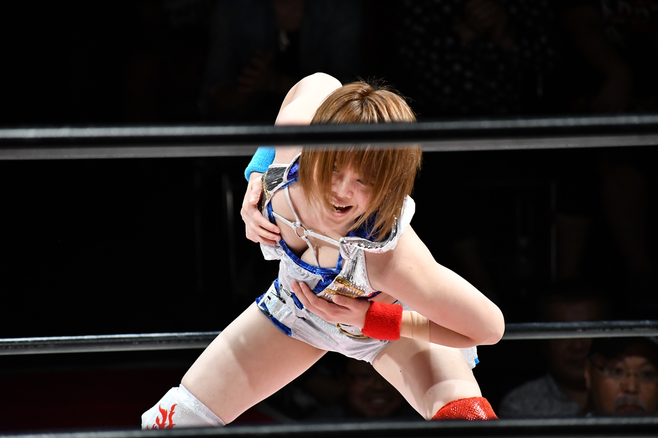 ブシロード スターダム FOTOLIBRE 岩谷麻優 写真集 特典付き したので