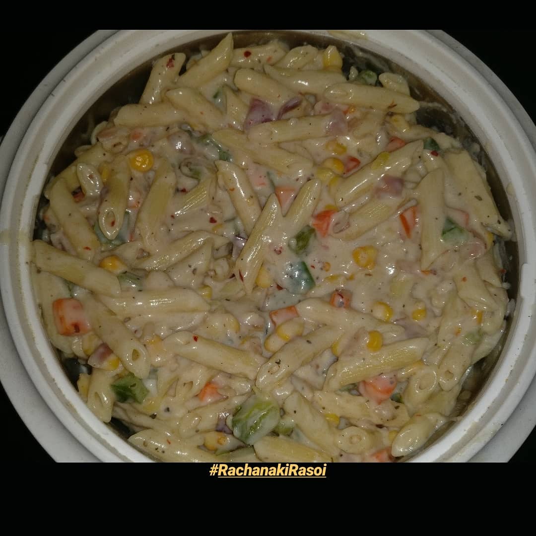 Bengaluruhudugi's tweet photo. ALFREDO PASTA
White, creamy, cheesy, yummilicious & Homemade from #RachanakiRasoi . Learnt from our chef (his signature dish).Always remember equal amt of maida & butter, double quantity cheese.
#quarantinelife #experimentsinthekitchen https://t.co/kb61YlMW8F