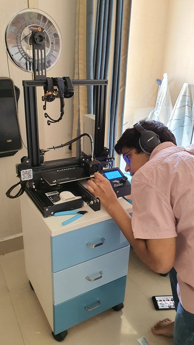 MohindraSonia's tweet photo. @thejetwaylife has been making progress with his #janatashield. Material has been delivered and machines are running nonstop. Looking for more 'makers'to collaborate with.
#MissionPPE
#StayHomeStaySafe
@abhimanyusrana
@dipeshdutt https://t.co/7K3R7S4KDy