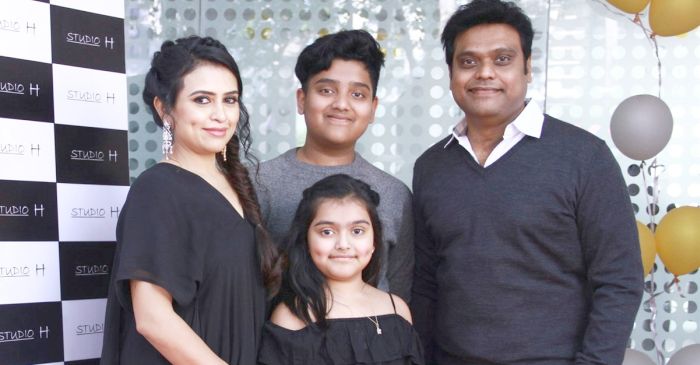 HarrisJayarajFC's tweet photo. Dr.@Jharrisjayaraj's Beautiful Family.!👨‍👩‍👧‍👦
IN STUDIO H > ISAI MINNAL...⚡✨

#HarrisForLife 💙 #PrinceOfMelody #HarrisJayaraj #IsaiMinnal #OnlyForHarris https://t.co/BTjueaAnt6