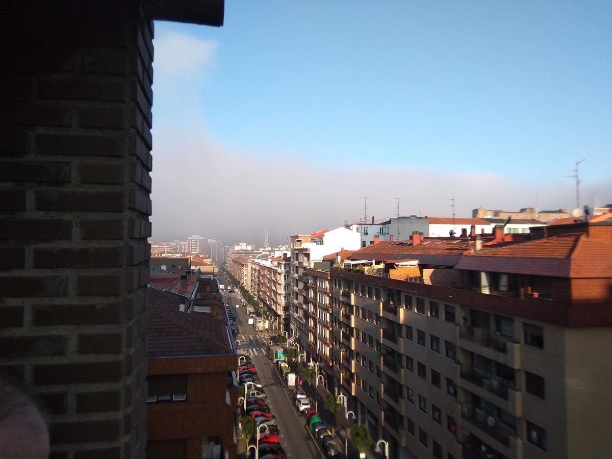 BabylonDab's tweet photo. Extraña nube oscura entra en estos momentos por el noroeste de Bilbao, el barrio de San Ignacio esta sumergido en ella 8:53 minutos am https://t.co/ZHGnBS2RmT