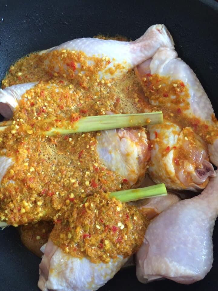 MalaysianFoods's tweet photo. Masak lemak cili api Negeri Sembilan style!

Cara-caranya:

1. Basuh bersih ayam. Letak dalam kuali ke periuk ke sukahatilah ye. Ketuk serai masukkan sekali dengan ayam.
2. Blend cili api 20-30 biji dengan kunyit hidup. Letak kat ayam. Bagi ayam tu kecut dengan cili api. https://t.co/bhzCLOOi6y