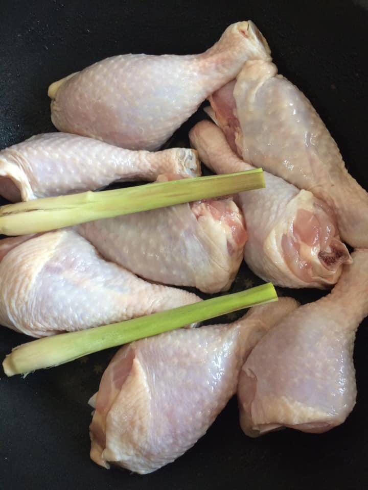 MalaysianFoods's tweet photo. Masak lemak cili api Negeri Sembilan style!

Cara-caranya:

1. Basuh bersih ayam. Letak dalam kuali ke periuk ke sukahatilah ye. Ketuk serai masukkan sekali dengan ayam.
2. Blend cili api 20-30 biji dengan kunyit hidup. Letak kat ayam. Bagi ayam tu kecut dengan cili api. https://t.co/bhzCLOOi6y
