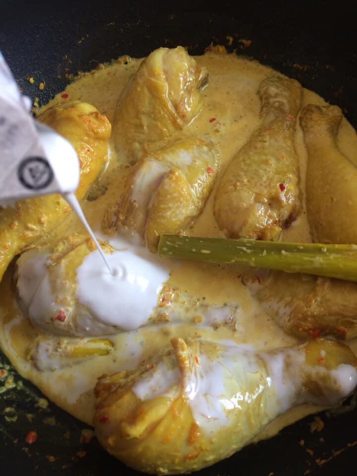 MalaysianFoods's tweet photo. Masak lemak cili api Negeri Sembilan style!

Cara-caranya:

1. Basuh bersih ayam. Letak dalam kuali ke periuk ke sukahatilah ye. Ketuk serai masukkan sekali dengan ayam.
2. Blend cili api 20-30 biji dengan kunyit hidup. Letak kat ayam. Bagi ayam tu kecut dengan cili api. https://t.co/bhzCLOOi6y