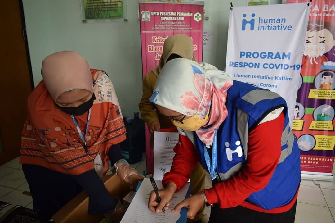 hum_initiative's tweet photo. "Saya sgt berterima kasih &amp; senang sekali menerima dukungan dri para donatur sekalian. Kemarin saya sempat menjahit baju kerja untuk karyawan &amp; membuat face shield darurat utk tanggap covid ini, Mba. Alhamdulillah kini bantuan datang. Semoga berkah dan sehat selalu semuanya," https://t.co/Pj18LPMxT0