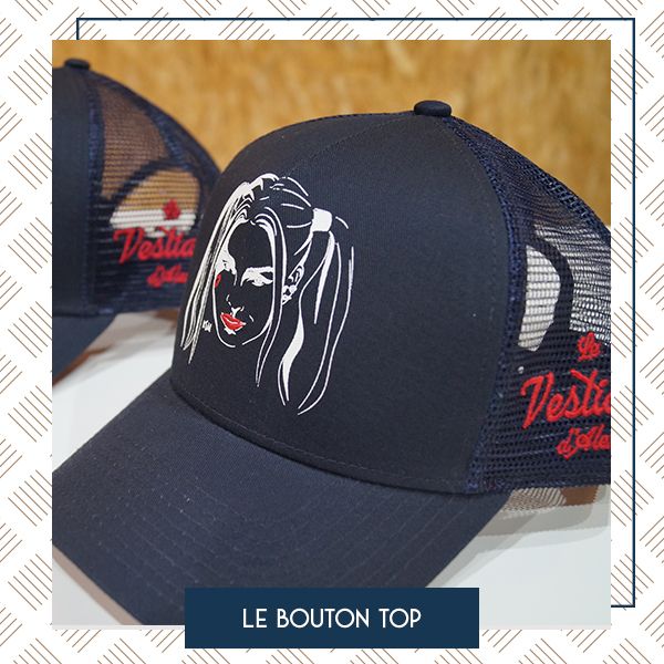 [ Vocabulaire 🧢 ]

Le bouton top est une pièce métallique recouverte de tissus positionnée sur le dessus de la couronne, à la jonction des pans de la casquette !