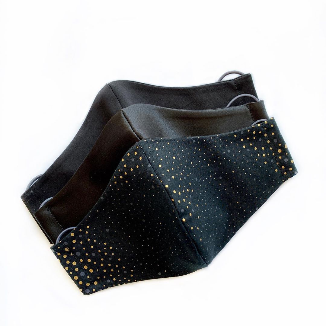 🖤КАК НАСЧЁТ ЧЁРНЫХ МАСОК?🖤 Тогда ловите сразу три варианта:
⚡️матовая
⚡️атласная
⚡️с рисунком
instagram.com/p/B-mhVG7DAaC/