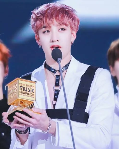more trends they owned: glasses and pink hair