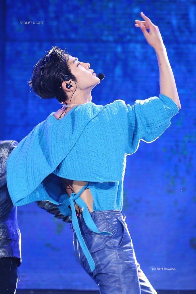 1. The exposed back that make every fantasy crazy of it *blue* #로운  #SF9  #ROWOON  #에스에프나인  @sf9official