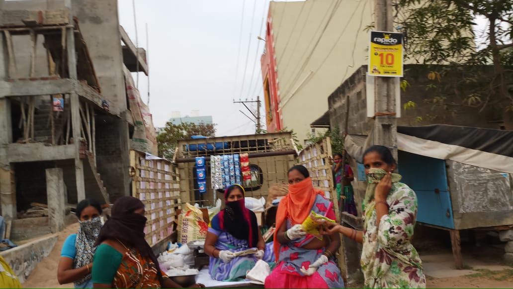 apmepma's tweet photo. | Separated by social distancing but connected through humanity and social responsibility |
SHG women are disbursing packed vegetables and groceries to the people in red zoned areas in Guntur Municipal Corporation(GMC) at their door steps during #lockdownap.
#Apmepma #DayNulm https://t.co/6qLs8xjvGD