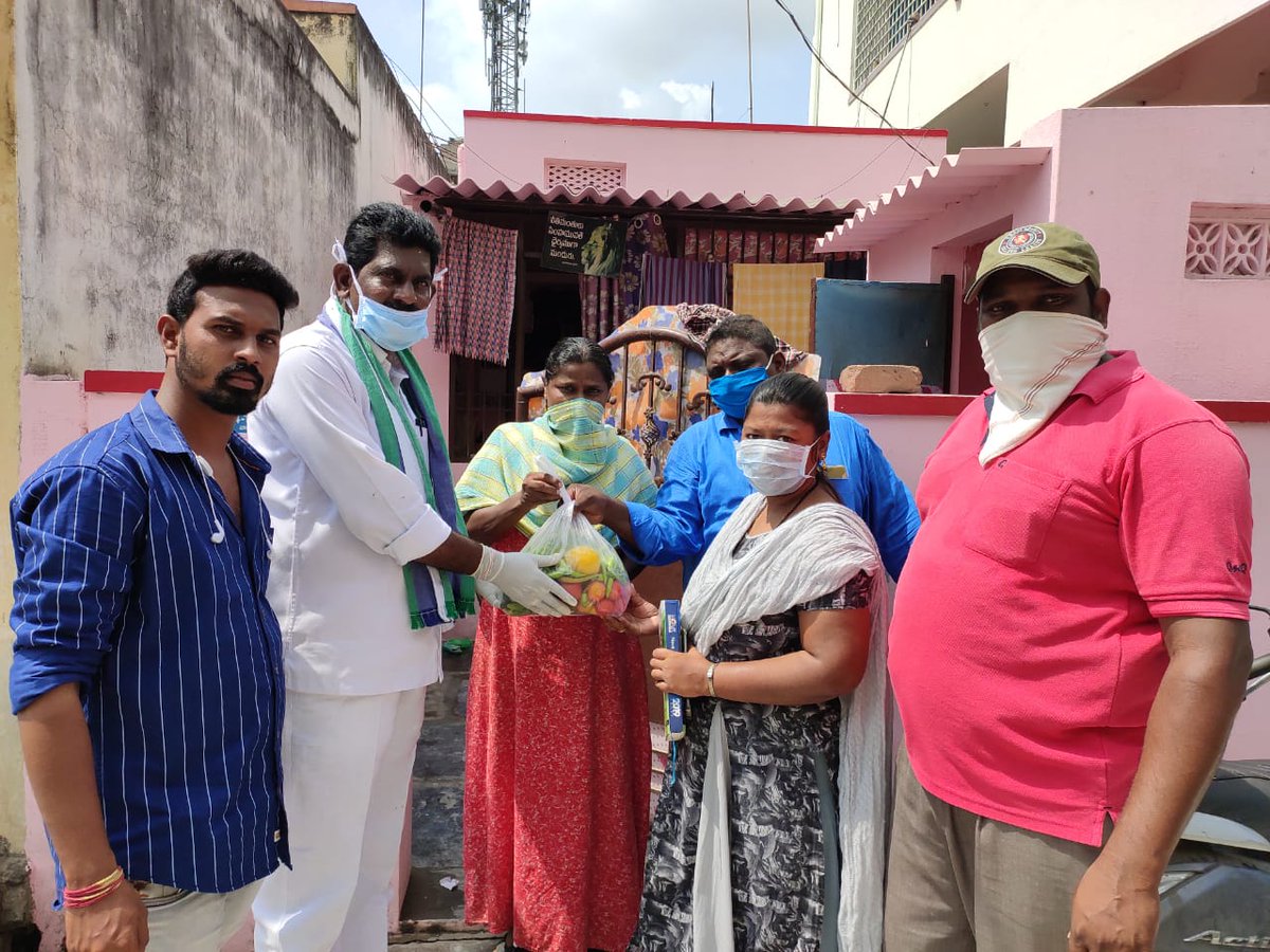 apmepma's tweet photo. | Separated by social distancing but connected through humanity and social responsibility |
SHG women are disbursing packed vegetables and groceries to the people in red zoned areas in Guntur Municipal Corporation(GMC) at their door steps during #lockdownap.
#Apmepma #DayNulm https://t.co/6qLs8xjvGD