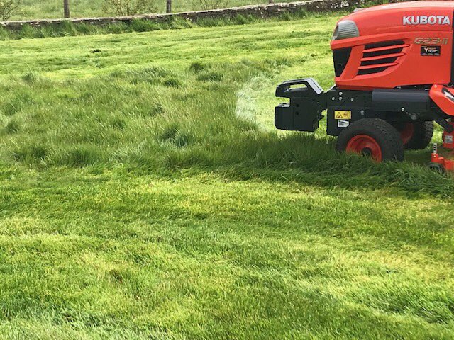 VincentTractors's tweet photo. Going back in time to show off the @KubotaUK G23HD. 23HP Kubota Diesel engine, diff lock, gear driven deck gives direct power to the blades. This machine collecting long grass with ease. Call us to discuss. #bestcollector #kubotaG23 #highdump https://t.co/gQPxshd9Fk