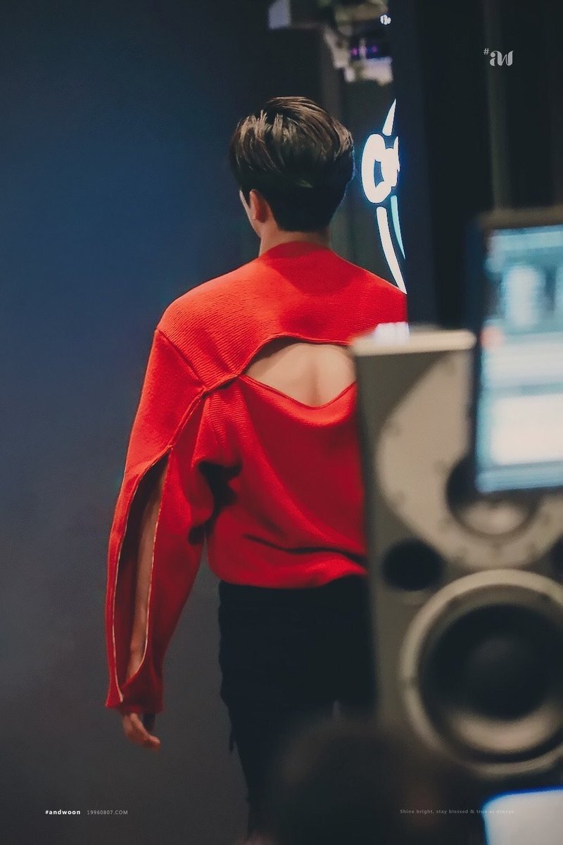 2. Again he makes us crazy with his back with cutting sleeves OMG  #로운  #SF9  #ROWOON  #에스에프나인