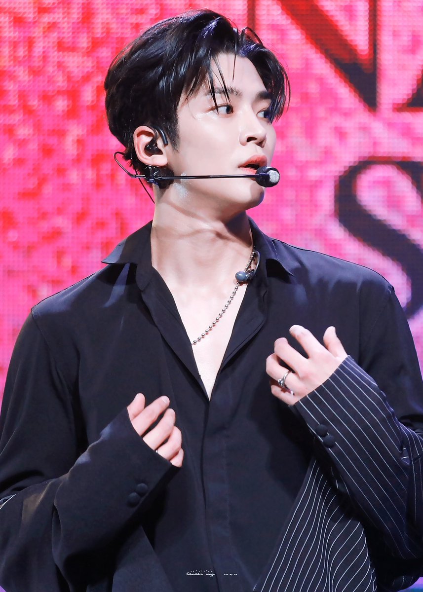 3. Rowoon wearing accessories. He not the type that likes wearing those but this era is exceptional  #로운  #SF9  #ROWOON  #에스에프나인