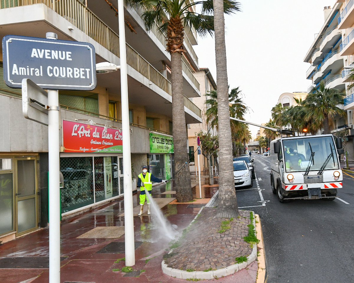 antibes_jlp's tweet photo. Comme ce matin à Juan-les-Pins les opérations quotidiennes de nettoyage-désinfection des zones où se situent les commerces ouverts et les pharmacies, engagées par la ville #Antibes se poursuivent.Elles concernent les centres d’Antibes, de Juan-les-Pins et tous les quartiers https://t.co/4uHRTdcU4u