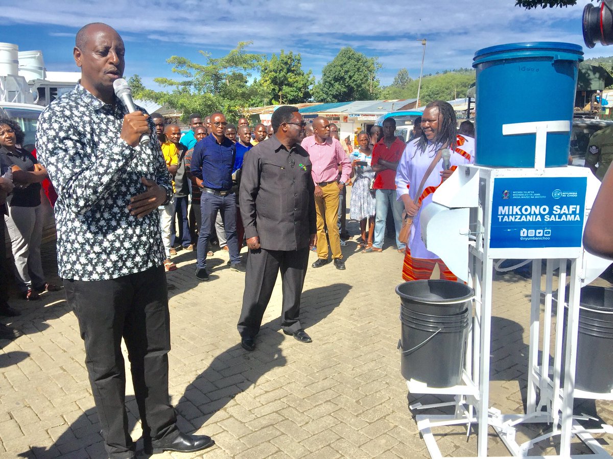 ya_mbeya's tweet photo. Mkurugenzi wa Jiji la Mbeya ACP James Kasusura amepokea mashine ya kisasa ya kunawia mikono kutoka Wizara ya Afya, mashine iliyotengenezwa na chuo kikuu cha Sayansi na tecknolojia Mbeya ( MUST) mashine hiyo itatumika Stendi Kuu ya Mabasi Mbeya...... https://t.co/LshiZ0KXWs