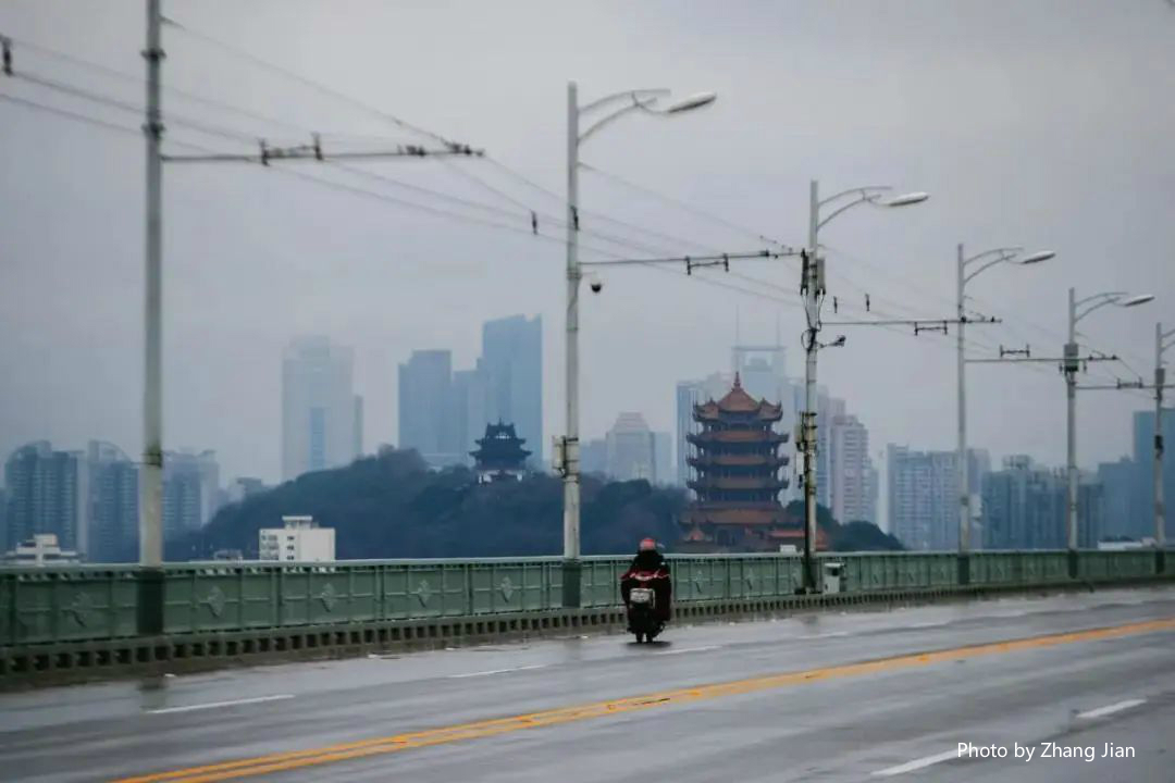 PDChina's tweet image. On Wednesday, Wuhan lifted outbound travel restrictions after almost 11 weeks of lockdown. Chinese photographers captured #MomentsOfWuhan to record the city’s battle against #COVID19. How did the lockdown affect local lives? Read and find out: bit.ly/3aW5s0i