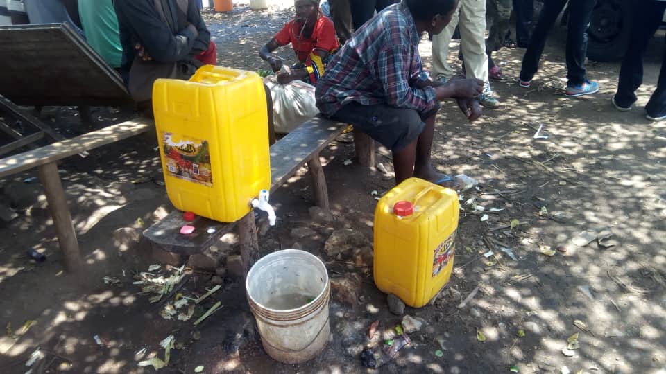  Hausse de prix des accessoires sanitaires au centre de  @BubanzaProvince depuis les 3 premiers cas de  #COVID19 au  #Burundi et la prise des mesures d' #hygiène préventives: un bidon de 4000Fbu est passé à 4500Fbu, un seau de 2000Fbu à 4000Fbu, un robinet de 4000Fbu coûte 8000Fbu