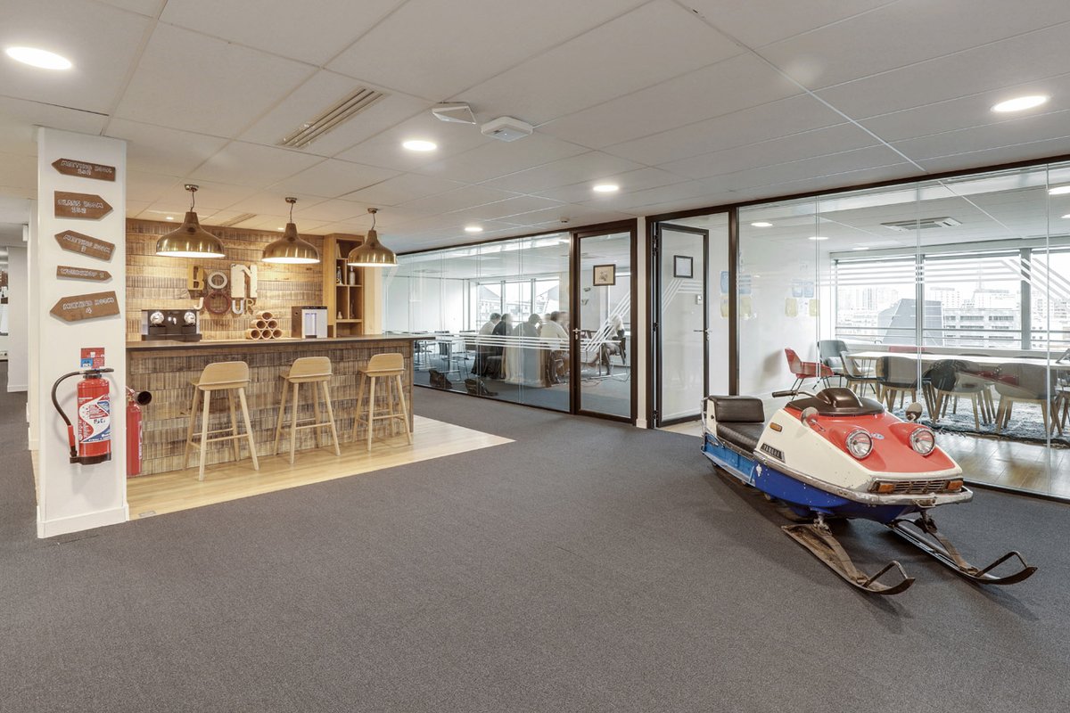 Cette semaine, retour sur les bureaux de @TotalDirEnergie. Ambiance #chalet, #ski #motoneige ! 🛷🎿🏔
📍 Merci à <a href="/SebastienLoux/">Sébastien Loux</a> de nous avoir fait confiance cette fois encore ! 💪
Plus d'infos 👉 artdeskgroup.com/projets/total-…
#vacances #sport #bateau #ski #workplace #designbyartdesk