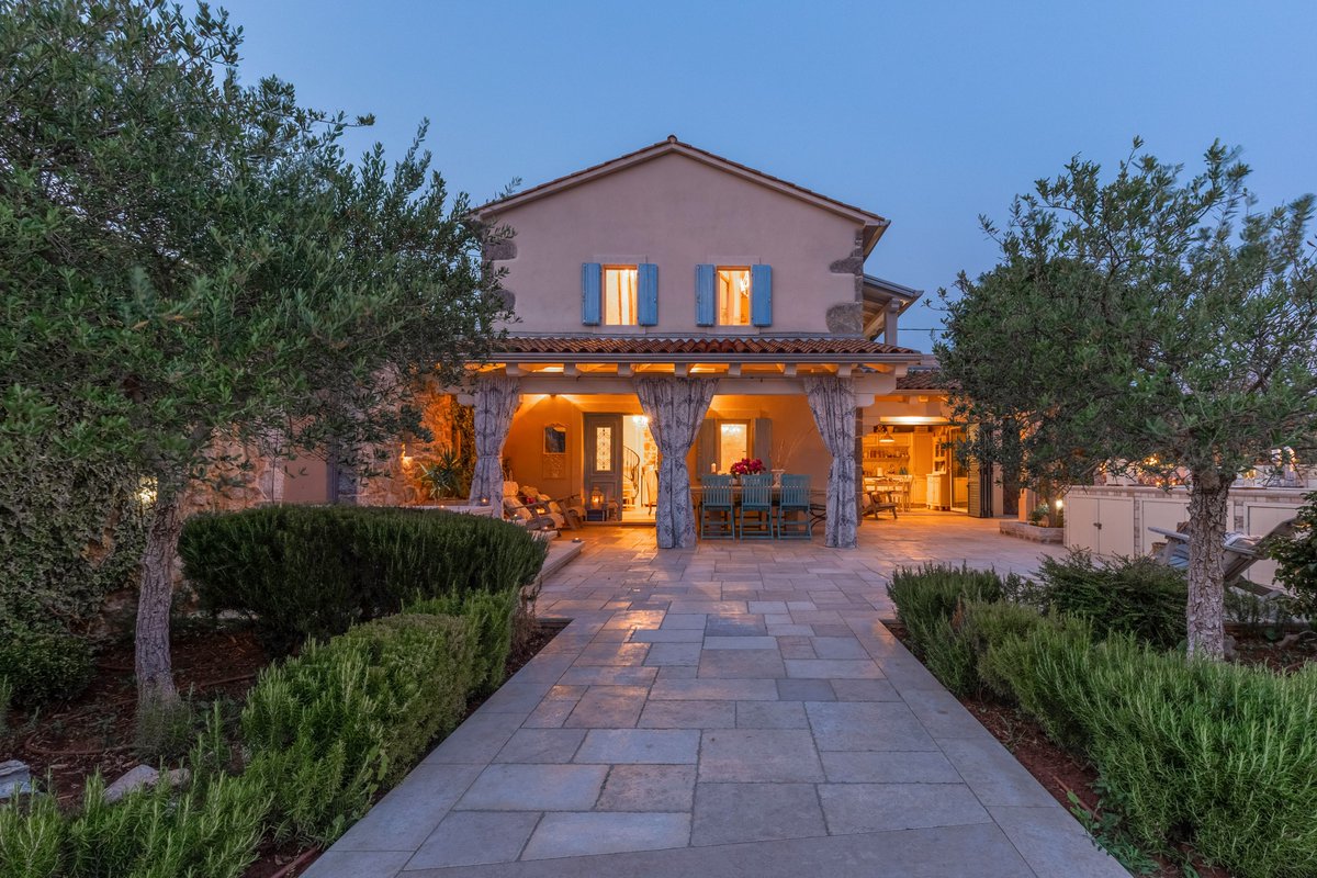 VisitKrk's tweet image. Charming holiday house with pool and beautiful sea view for 3-4 persons, located in Kornić.

More at: bit.ly/2woLYlV
#VisitKrk #KrkIsland #PoolVilla #HolidayHouse #Mediterranean