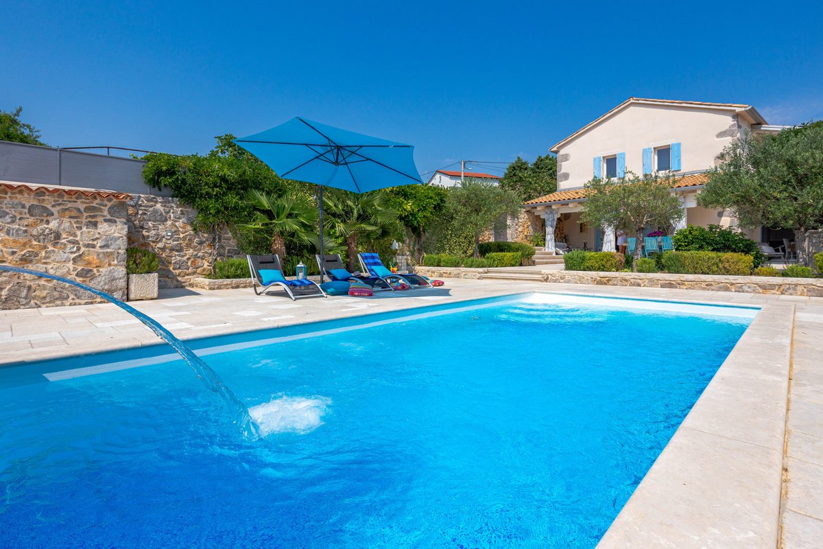 VisitKrk's tweet image. Charming holiday house with pool and beautiful sea view for 3-4 persons, located in Kornić.

More at: bit.ly/2woLYlV
#VisitKrk #KrkIsland #PoolVilla #HolidayHouse #Mediterranean