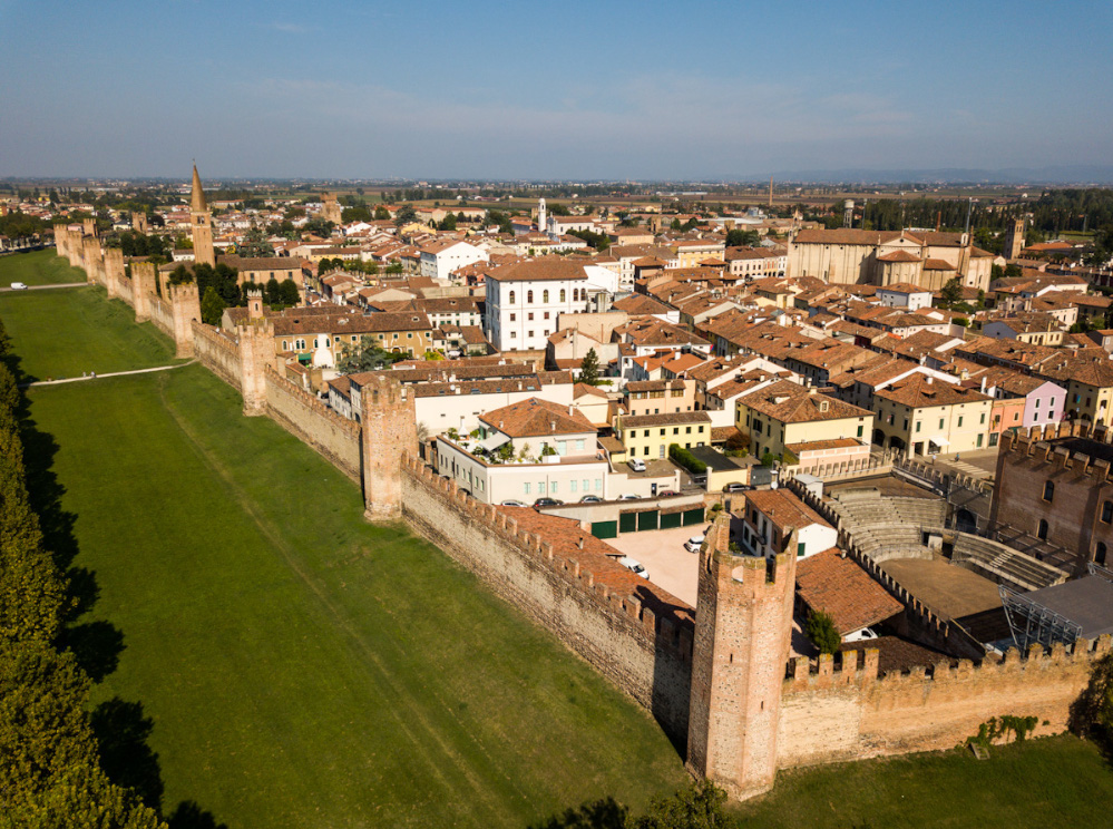 TurismoVeneto's tweet photo. #UnaCartolinaDa…

#Montagnana, uno dei Borghi più Belli d’Italia. Lungo la sua cinta murata si intravedono qua e là residui di intonaco: pare che nel medioevo fossero state intonacate per renderle scivolose al nemico

https://t.co/MobQbTHccM 
#VisitVeneto
#BellezzaADomicilio https://t.co/UZX6NU8kDb
