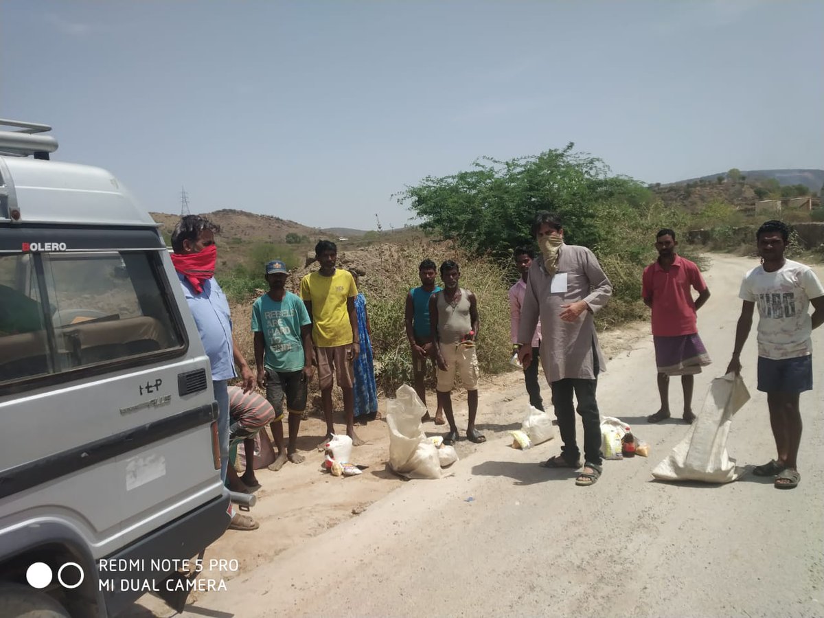 AICCTUhq's tweet image. ऐक्टू - ऐपवा ने प्रवासी मज़दूरों के बीच उदयपुर में राशन वितरण किया। 
AIPWA and AICCTU distributed ration among the migrant workers  in Udaipur today

#coronaupdatesindia #LockdownWithoutPlan #HelpStrandedWorkers