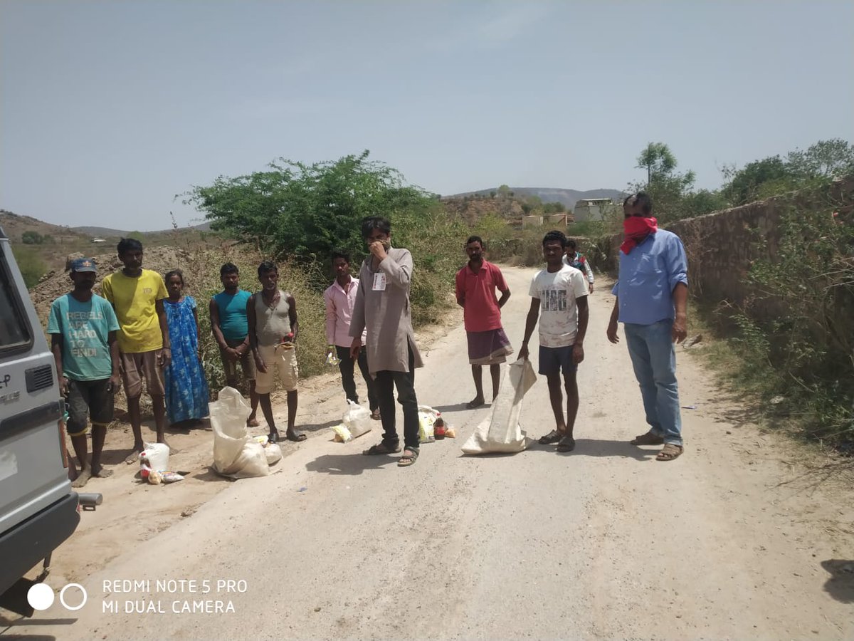 AICCTUhq's tweet image. ऐक्टू - ऐपवा ने प्रवासी मज़दूरों के बीच उदयपुर में राशन वितरण किया। 
AIPWA and AICCTU distributed ration among the migrant workers  in Udaipur today

#coronaupdatesindia #LockdownWithoutPlan #HelpStrandedWorkers