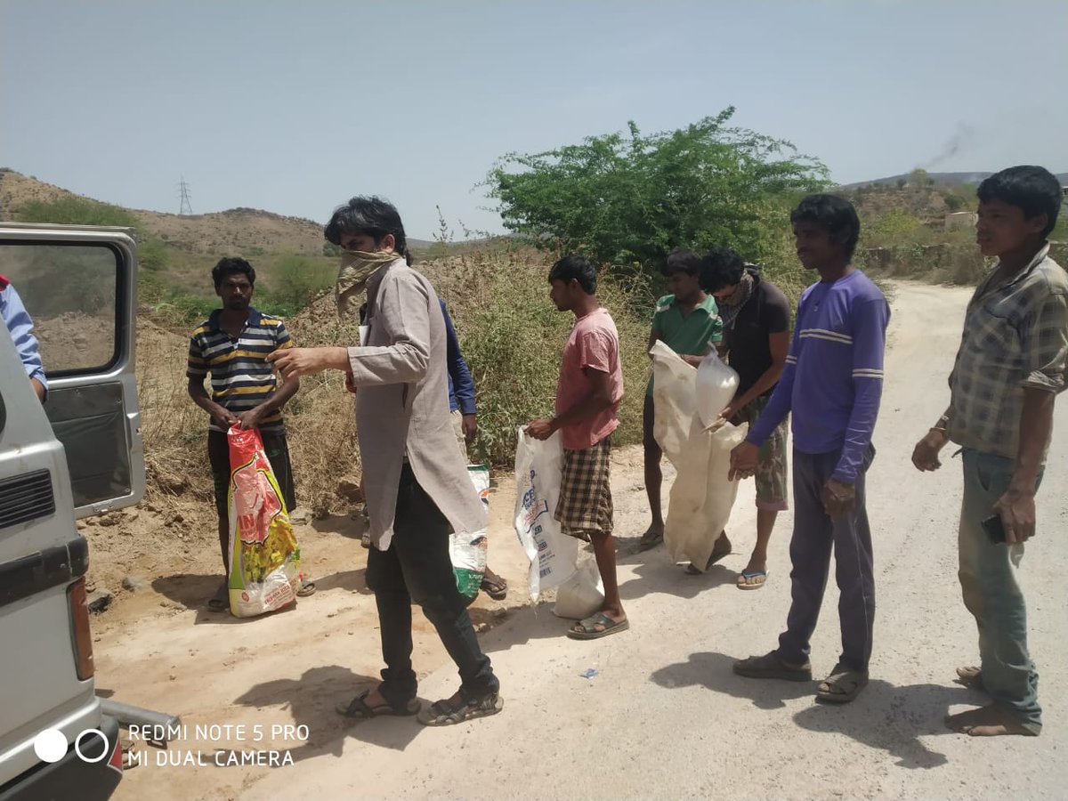 AICCTUhq's tweet image. ऐक्टू - ऐपवा ने प्रवासी मज़दूरों के बीच उदयपुर में राशन वितरण किया। 
AIPWA and AICCTU distributed ration among the migrant workers  in Udaipur today

#coronaupdatesindia #LockdownWithoutPlan #HelpStrandedWorkers