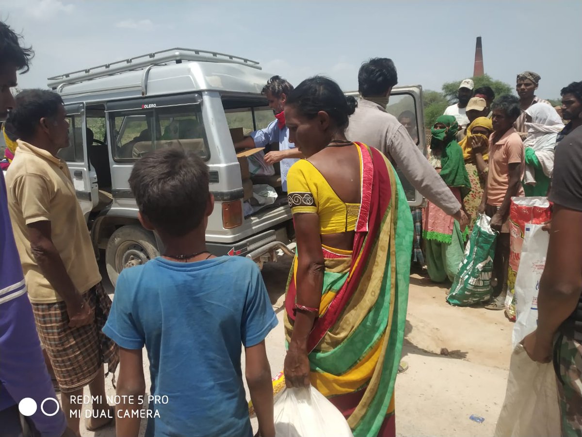 AICCTUhq's tweet image. ऐक्टू - ऐपवा ने प्रवासी मज़दूरों के बीच उदयपुर में राशन वितरण किया। 
AIPWA and AICCTU distributed ration among the migrant workers  in Udaipur today

#coronaupdatesindia #LockdownWithoutPlan #HelpStrandedWorkers